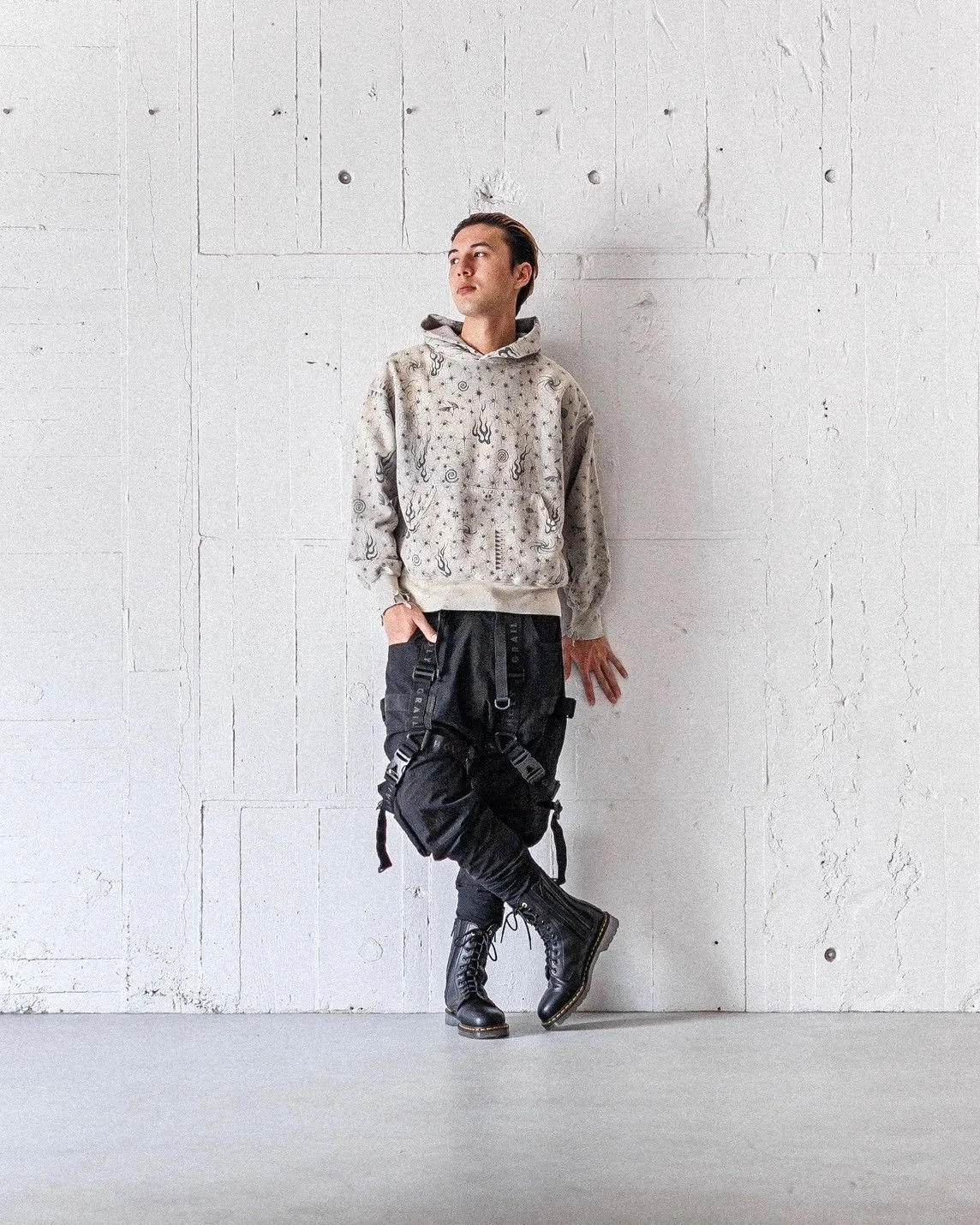 SAINT Mxxxxxx x DR. WOO HOODIE ' Dr.Woo ' /GRY Flame Swirl Spider Web Hoodie Distressed Gray S-XL Custom-woven and dyed nostalgic gray fabric. After printing, the garment is sprayed with potion to cause the fabric to oxidize and fade. A large number of artificial fabric destruction processes are added to make the whole piece of clothing look aged and unique like a work of art. This hoodie is co-branded with a famous tattoo design artist and customized with a full set of Dr.Woo accessories. Bringing you authentic items!
